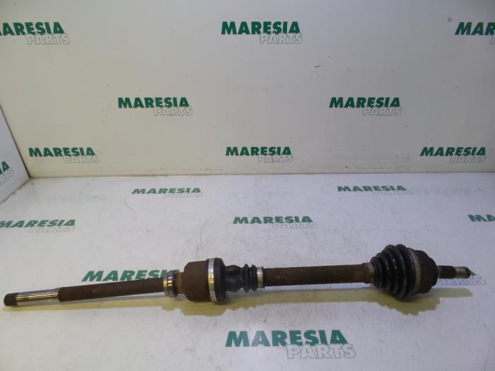 Gebruikte Aandrijfas rechts-voor Citroen C4 Picasso (UD/UE/UF) 1.8 16V Prijs € 29,99 Margeregeling aangeboden door Maresia Parts