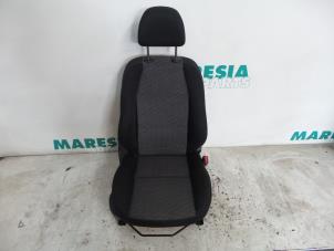 Gebruikte Voorstoel rechts Peugeot 207/207+ (WA/WC/WM) 1.6 16V VTRi Prijs € 60,00 Margeregeling aangeboden door Maresia Parts