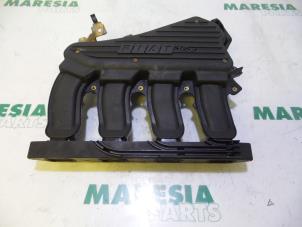 Gebruikte Inlaatspruitstuk Fiat Doblo (223A/119) 1.6 16V Prijs € 35,00 Margeregeling aangeboden door Maresia Parts