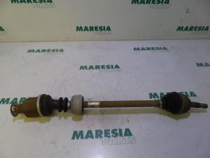 Gebruikte Steekas rechts-voor Renault Twingo (C06) 1.2 Prijs € 50,00 Margeregeling aangeboden door Maresia Parts