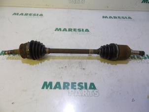 Gebruikte Aandrijfas links-voor Fiat Grande Punto (199) 1.4 Prijs € 75,00 Margeregeling aangeboden door Maresia Parts