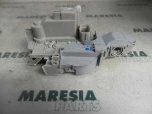 Gebruikte Portierslot Mechaniek 4Deurs links-voor Fiat Bravo (198A) 1.4 MultiAir 16V Prijs € 35,00 Margeregeling aangeboden door Maresia Parts