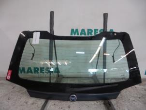 Gebruikte Ruit achter Fiat Stilo MW (192C) 1.6 16V Prijs € 50,00 Margeregeling aangeboden door Maresia Parts