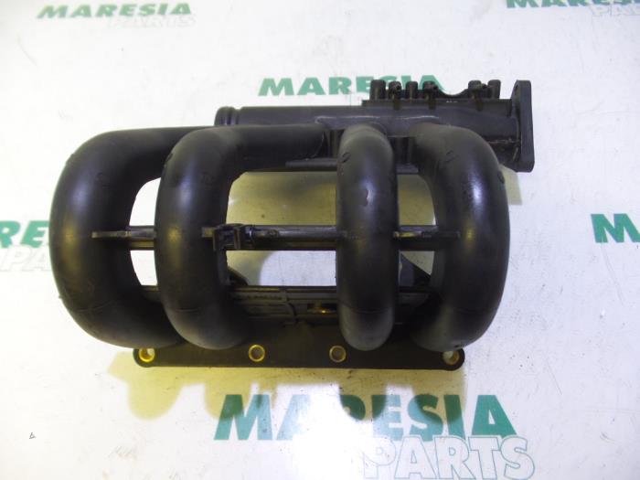 Gebruikte Inlaatspruitstuk Renault Twingo (C06) 1.2 Prijs € 30,00 Margeregeling aangeboden door Maresia Parts