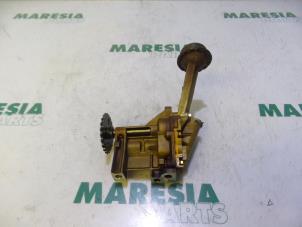 Gebruikte Oliepomp Renault Clio III (BR/CR) 1.6 16V Prijs € 50,00 Margeregeling aangeboden door Maresia Parts