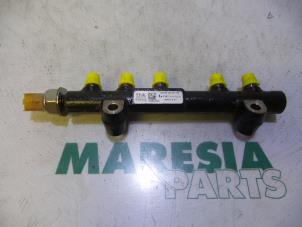 Gebruikte Injector brug Citroen C4 Cactus (0B/0P) 1.6 Blue Hdi 100 Prijs € 35,00 Margeregeling aangeboden door Maresia Parts