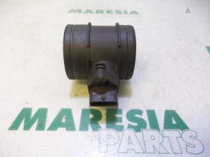 Gebruikte Luchthoeveelheidsmeter Alfa Romeo 159 Sportwagon (939BX) 2.2 JTS 16V Prijs € 35,00 Margeregeling aangeboden door Maresia Parts