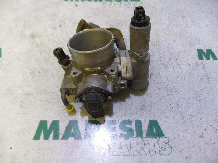 Gebruikte Gasklephuis Fiat Barchetta (183) 1.8 16V Prijs € 105,00 Margeregeling aangeboden door Maresia Parts