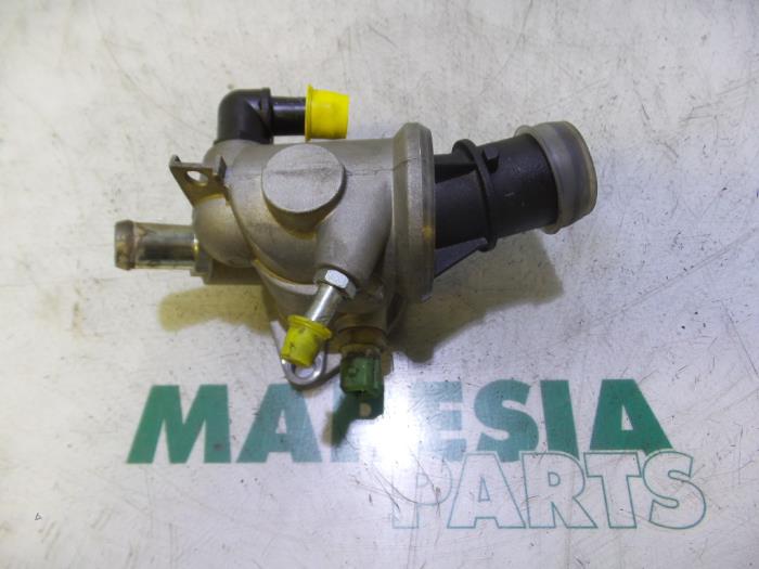 Gebruikte Thermostaathuis Fiat Barchetta (183) 1.8 16V Prijs € 50,00 Margeregeling aangeboden door Maresia Parts