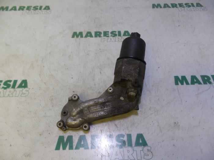 Gebruikte Oliefilterhouder Peugeot 206 (2A/C/H/J/S) 1.4 XR,XS,XT,Gentry Prijs € 35,00 Margeregeling aangeboden door Maresia Parts