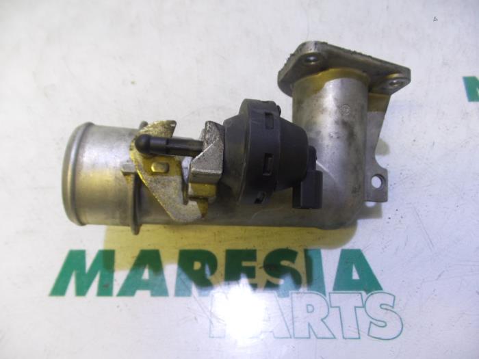 Gebruikte Gasklephuis Fiat Doblo Cargo (223) 1.9 JTD Prijs € 50,00 Margeregeling aangeboden door Maresia Parts
