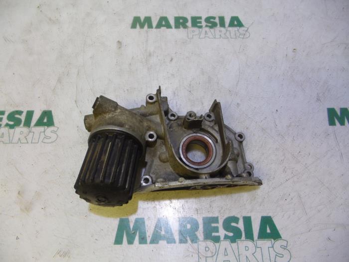 Gebruikte Oliepomp Renault Twingo (C06) 1.2 Prijs € 65,00 Margeregeling aangeboden door Maresia Parts
