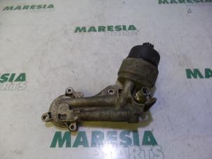 Gebruikte Oliefilterhouder Peugeot 207/207+ (WA/WC/WM) 1.4 16V Prijs € 35,00 Margeregeling aangeboden door Maresia Parts