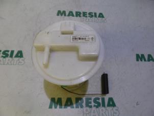 Gebruikte Brandstofpomp Elektrisch Renault Clio III (BR/CR) 1.2 16V 75 Prijs € 20,00 Margeregeling aangeboden door Maresia Parts