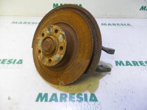 Gebruikte Fusee rechts-achter Peugeot 407 (6C/J) 2.7 HDi V6 24V Prijs € 60,00 Margeregeling aangeboden door Maresia Parts