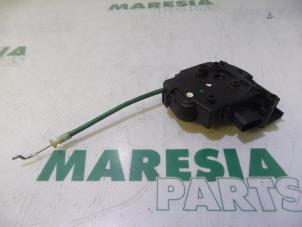 Gebruikte Portiervergrendelings Motor Fiat Idea (350AX) 1.4 16V Prijs € 35,00 Margeregeling aangeboden door Maresia Parts