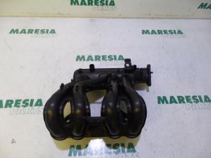 Gebruikte Inlaatspruitstuk Renault Twingo (C06) 1.2 Prijs € 30,00 Margeregeling aangeboden door Maresia Parts