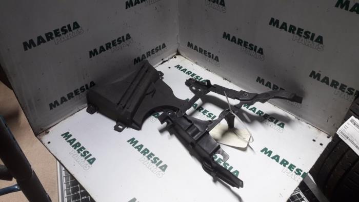 Gebruikte Distributiedeksel Renault Kangoo Express (FW) 1.5 dCi 105 FAP Prijs € 35,00 Margeregeling aangeboden door Maresia Parts