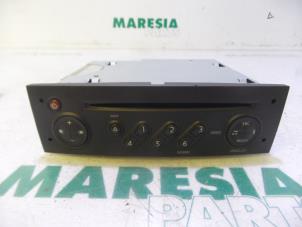 Gebruikte Radio CD Speler Renault Clio III (BR/CR) 1.4 16V Prijs € 65,00 Margeregeling aangeboden door Maresia Parts