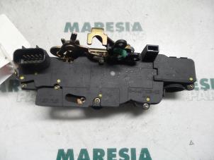Gebruikte Deurslot Mechaniek 4Deurs links-voor Fiat Stilo (192A/B) 1.6 16V 5-Drs. Prijs € 25,00 Margeregeling aangeboden door Maresia Parts