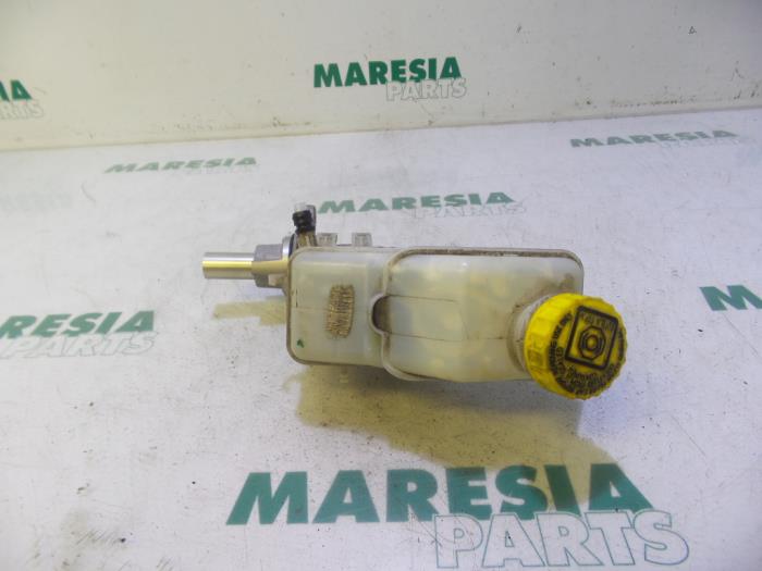 Gebruikte Hoofdremcilinder Fiat Fiorino (225) 1.3 JTD 16V Multijet Prijs € 105,00 Margeregeling aangeboden door Maresia Parts
