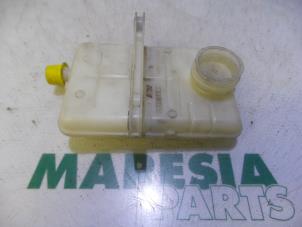 Gebruikte Hoofdremcilinder Renault Espace (RFCJ) 1.6 Tce 200 EDC Prijs € 75,00 Margeregeling aangeboden door Maresia Parts