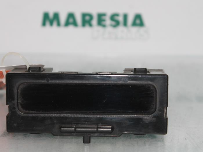 Gebruikte Display Interieur Renault Megane II (BM/CM) 1.4 16V 98 Prijs € 20,00 Margeregeling aangeboden door Maresia Parts