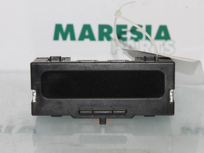 Gebruikte Display Interieur Renault Megane II Grandtour (KM) 1.4 16V Prijs € 20,00 Margeregeling aangeboden door Maresia Parts