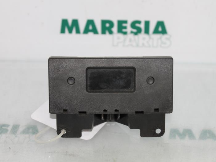 Gebruikte Display Interieur Peugeot 206 (2A/C/H/J/S) 1.1 XN,XR Prijs € 15,00 Margeregeling aangeboden door Maresia Parts
