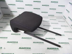 Gebruikte Hoofdsteun Renault Clio III (BR/CR) 1.2 16V 75 Prijs € 35,00 Margeregeling aangeboden door Maresia Parts