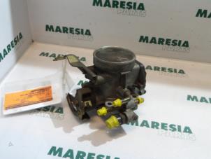 Gebruikte Gasklephuis Lancia Lybra 1.8 16V VVT Prijs € 105,00 Margeregeling aangeboden door Maresia Parts