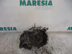Gebruikte Versnellingsbak Renault Clio II (BB/CB) 1.2 16V Prijs € 157,50 Margeregeling aangeboden door Maresia Parts