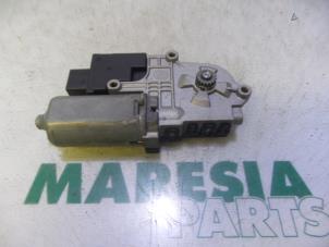 Gebruikte Schuifdak Motor Peugeot 308 SW (4E/H) 1.6 HDiF 16V Prijs € 105,00 Margeregeling aangeboden door Maresia Parts