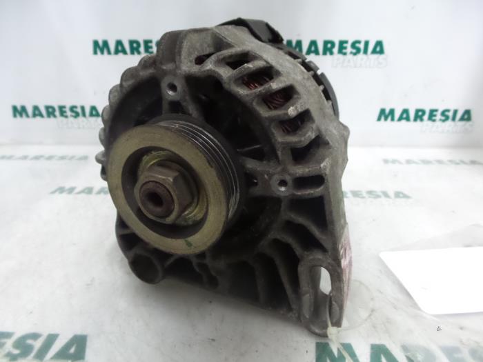 Gebruikte Dynamo Fiat Brava (182B) 1.2 16V Prijs € 50,00 Margeregeling aangeboden door Maresia Parts