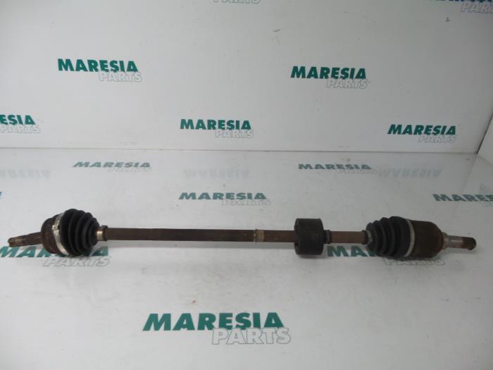 Gebruikte Aandrijfas rechts-voor Fiat Bravo (182A) 1.2 16V Prijs € 30,00 Margeregeling aangeboden door Maresia Parts