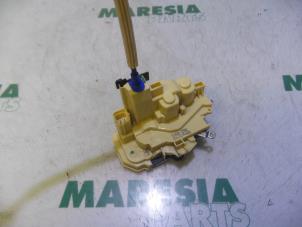 Gebruikte Deurslot Mechaniek 4Deurs rechts-voor Fiat Panda/Pandina (312) 0.9 TwinAir 60 Prijs € 35,00 Margeregeling aangeboden door Maresia Parts