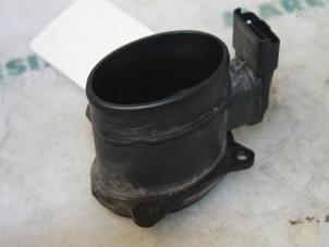 Gebruikte Luchthoeveelheidsmeter Peugeot 207/207+ (WA/WC/WM) 1.6 HDi 16V Prijs € 25,00 Margeregeling aangeboden door Maresia Parts