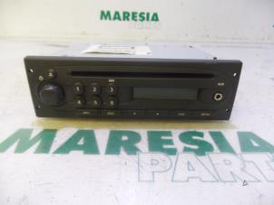 Gebruikte Radio CD Speler Renault Twingo II (CN) 1.2 16V Prijs € 105,00 Margeregeling aangeboden door Maresia Parts