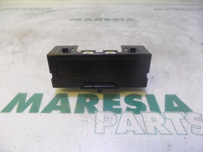 Gebruikte Display Interieur Renault Megane II (BM/CM) 1.4 16V 98 Prijs € 20,00 Margeregeling aangeboden door Maresia Parts