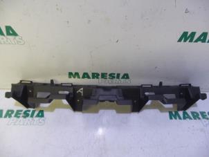 Gebruikte Bumperframe achter Renault Megane II (BM/CM) 1.4 16V 98 Prijs € 25,00 Margeregeling aangeboden door Maresia Parts