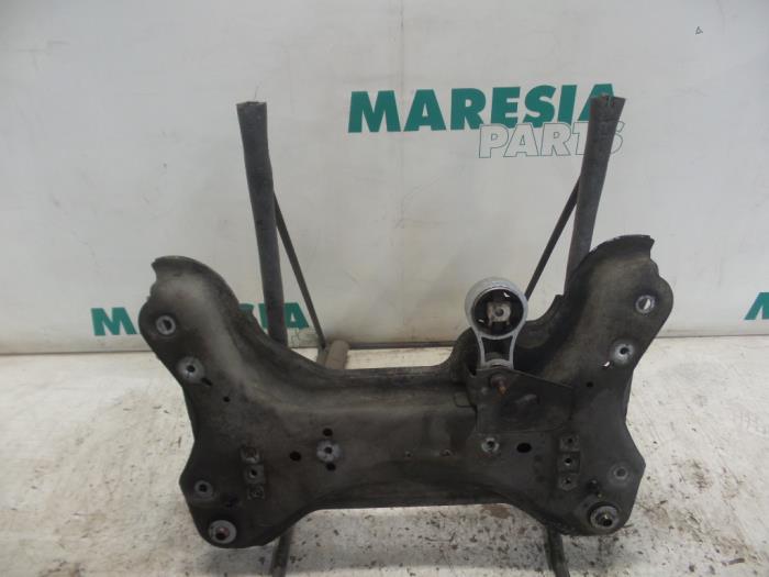 Gebruikte Subframe Renault Trafic New (FL) 1.9 dCi 100 16V Prijs € 75,00 Margeregeling aangeboden door Maresia Parts