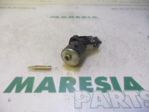 Gebruikte Kontaktslot + Sleutel Peugeot 208 I (CA/CC/CK/CL) 1.6 e-HDi FAP Prijs € 29,99 Margeregeling aangeboden door Maresia Parts