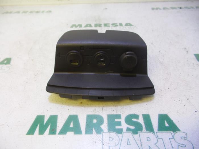 Gebruikte Radio module Peugeot 208 I (CA/CC/CK/CL) 1.6 e-HDi FAP Prijs € 25,00 Margeregeling aangeboden door Maresia Parts