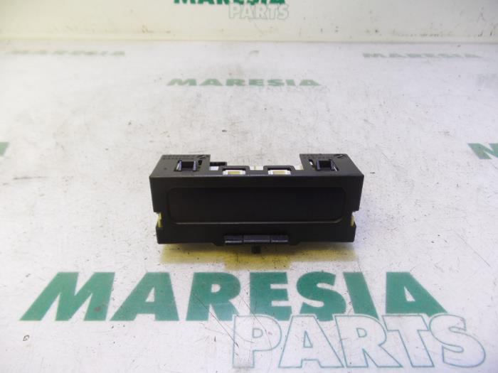 Gebruikte Display Interieur Renault Megane II (BM/CM) 1.9 dCi 120 Prijs € 20,00 Margeregeling aangeboden door Maresia Parts