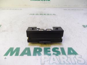 Gebruikte Display Interieur Renault Megane II (BM/CM) 1.9 dCi 120 Prijs € 20,00 Margeregeling aangeboden door Maresia Parts