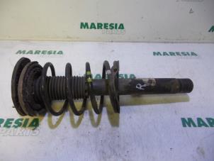 Gebruikte Mac Phersonpoot rechts-voor Peugeot 206 (2A/C/H/J/S) 1.4 16V Prijs € 30,00 Margeregeling aangeboden door Maresia Parts