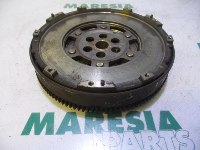 Gebruikte Vliegwiel Fiat Grande Punto (199) 1.4 T-Jet 16V Prijs € 105,00 Margeregeling aangeboden door Maresia Parts
