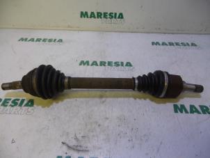 Gebruikte Aandrijfas links-voor Citroen Berlingo 1.6 Hdi 75 16V Phase 1 Prijs € 75,00 Margeregeling aangeboden door Maresia Parts