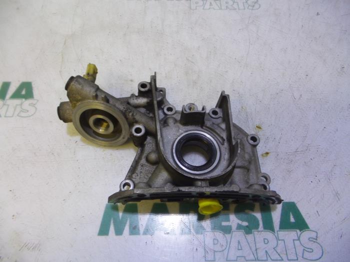 Gebruikte Oliepomp Renault Clio III (BR/CR) 1.2 16V TCe 100 Prijs € 65,00 Margeregeling aangeboden door Maresia Parts