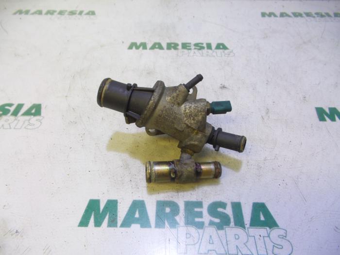 Gebruikte Thermostaathuis Fiat Punto II (188) 1.9 JTD 80 ELX 3-Drs. Prijs € 25,00 Margeregeling aangeboden door Maresia Parts